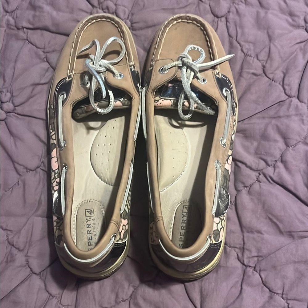 Sperry Tan and Cream Flats with Moccasin Stitching